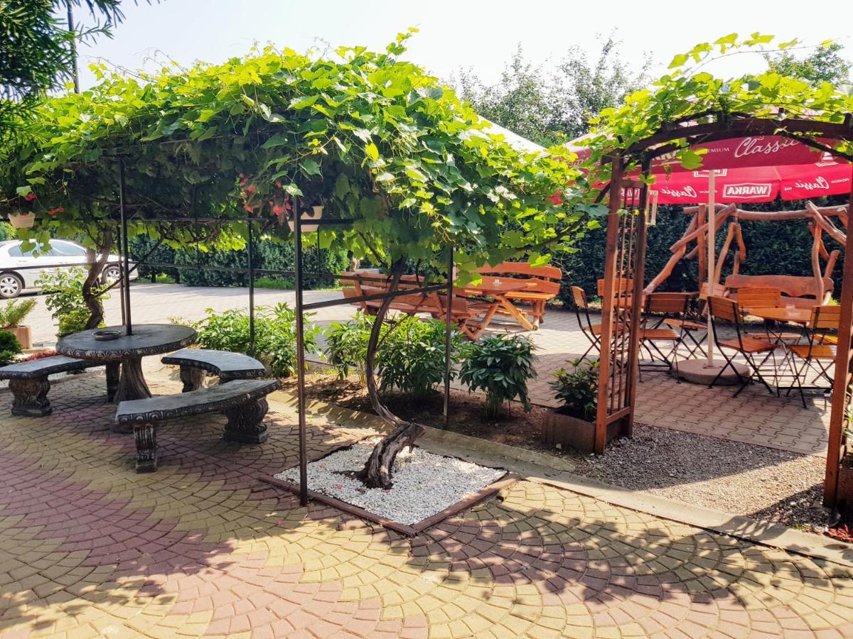 Willa-Restauracja Victoria Островець-Свентокшиський Екстер'єр фото