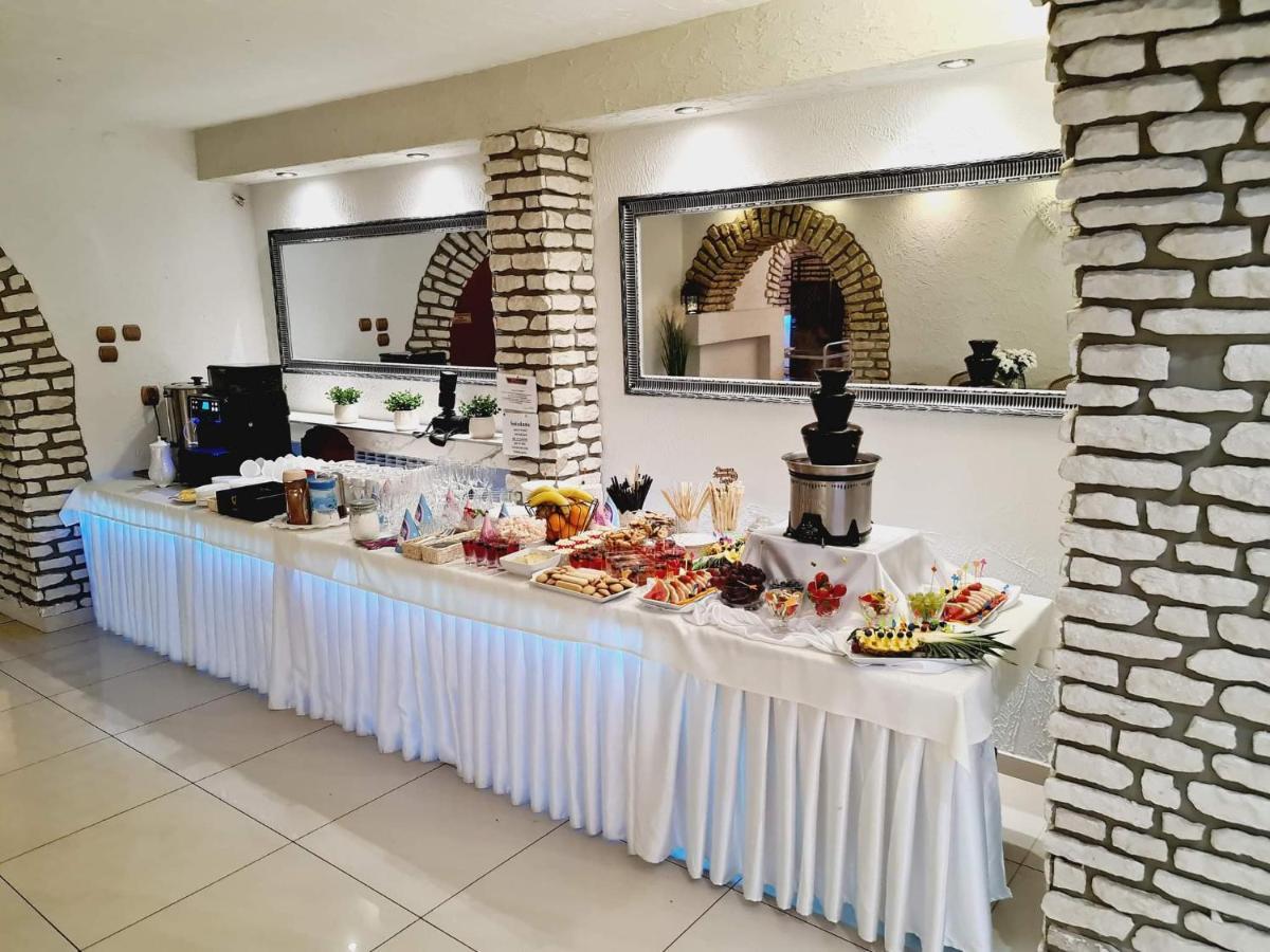 Willa-Restauracja Victoria Островець-Свентокшиський Екстер'єр фото